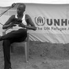 جنوب سوداني طالب لجوء إلى شمال أوغندا يستمع إلى الراديو.