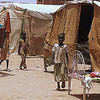 أطفال جنوب سودانيون عالقون مع عائلاتهم في معسكر العزوزاب، جنوب الخرطوم. 
