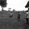 أعضاء جماعة زراعية يزورون موقع إحدى حالات الاختطاف الحديثة قرب غيسيغاري. 