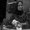 امرأة تحضر عجينة الخبز في العاصمة المصرية، القاهرة.