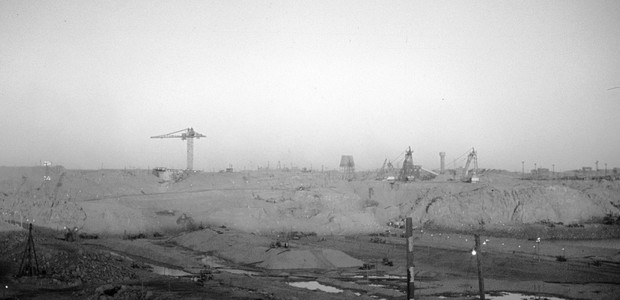 السد العالي في أسوان أثناء إنشائه، نوفمبر 1964 (الصورة: تيد سويدينبيرغ | flic.kr/p/odyoMY)