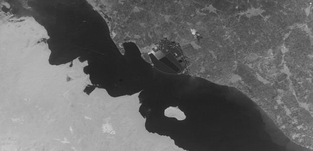 Lake Qarun in Egypt. (photo: eol.jsc.nasa.gov | ISS015-E-29761)