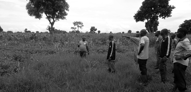 أعضاء جماعة زراعية يزورون موقع إحدى حالات الاختطاف الحديثة قرب غيسيغاري.  (الصورة: النيلان | توفر ووندي)