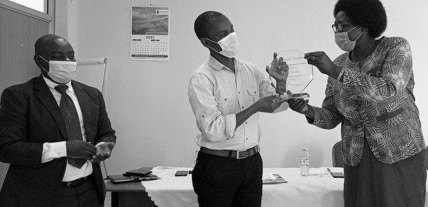 Ronald Musoke (centre) receiving his award in Entebbe, Uganda. (photo: The Niles / Henry Lutaaya)
