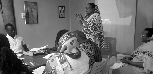 أمل الزين تقديم ورقة عمل حول القوانين التي تميز ضد النساء والفتيات في الخرطوم، ٢٥ أغسطس ٢٠١٦. (الصورة: النيلان | نبيل بياجو)