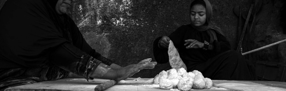 Women baking bread in Cairo, Egypt. (photo: The Niles | Asmaa Gamal)